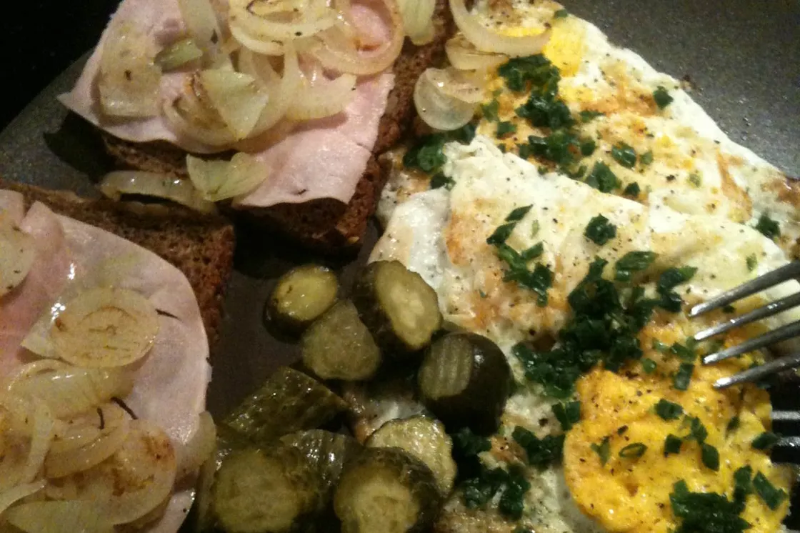 Rustikale Brotzeit-Platte mit Brot, Wurst, Käse, Radieschen und Obatzda