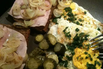 Rustikale Brotzeit-Platte mit Brot, Wurst, Käse, Radieschen und Obatzda