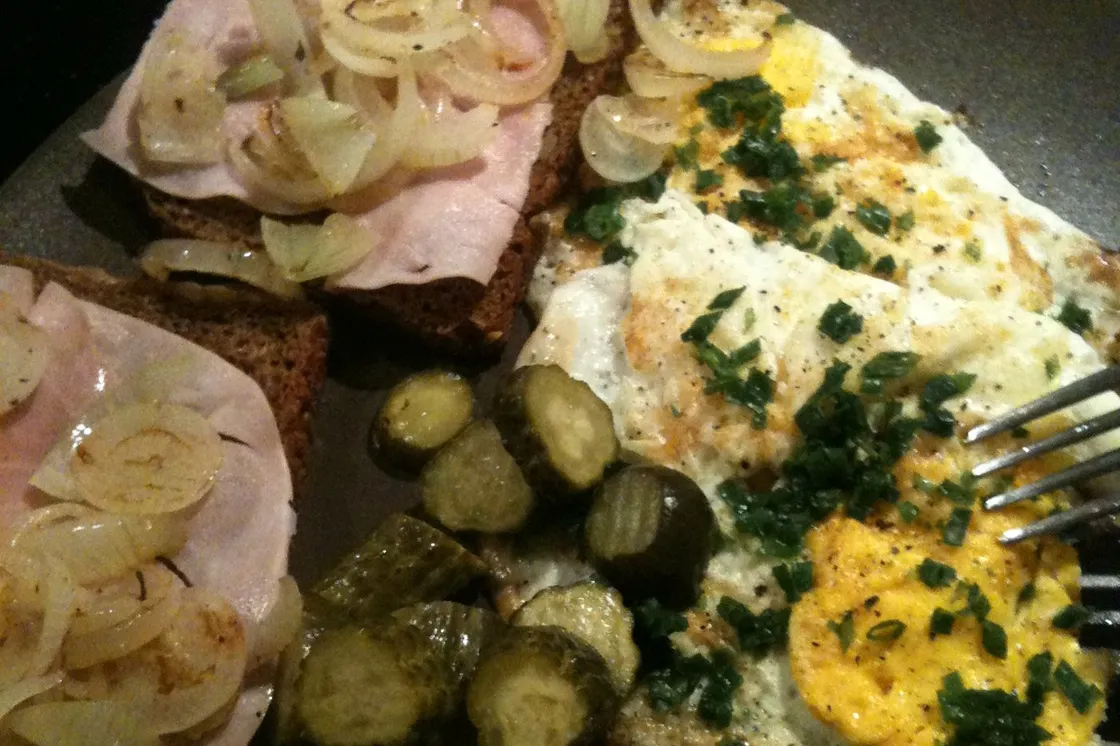 Rustikale Brotzeit-Platte mit Brot, Wurst, Käse, Radieschen und Obatzda