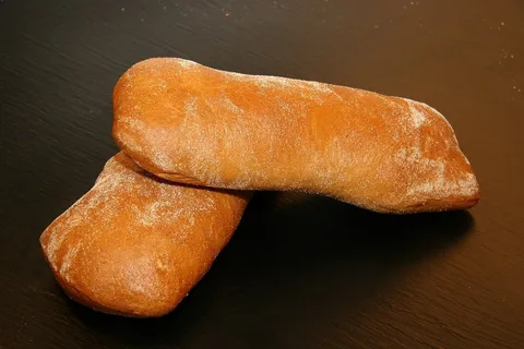 Aufgeschnittenes Ciabatta mit großen Poren und knuspriger Kruste