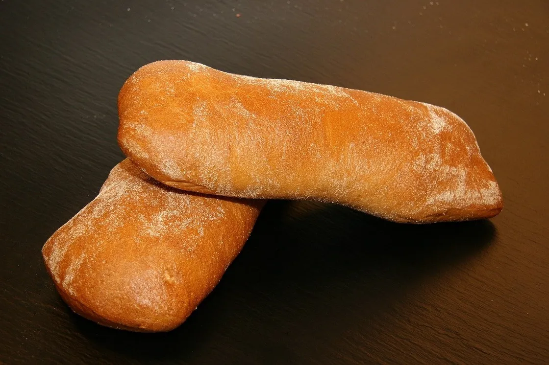Aufgeschnittenes Ciabatta mit großen Poren und knuspriger Kruste