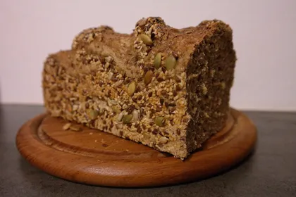 Angeschnittenes Vollkornbrot aus Dinkel und Weizen nebeneinander