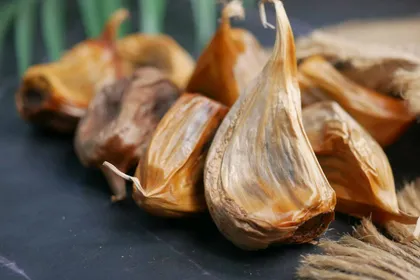 Einmachgläser mit fermentiertem Gemüse auf einer Küchenarbeitsfläche