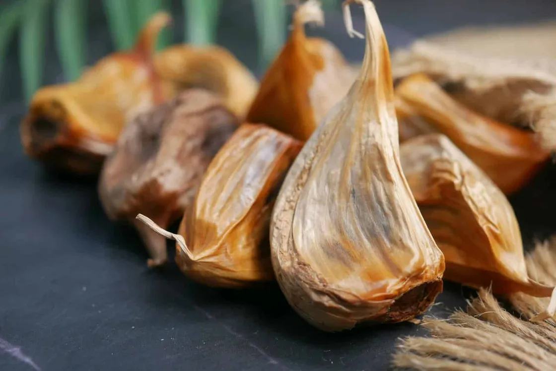 Einmachgläser mit fermentiertem Gemüse auf einer Küchenarbeitsfläche