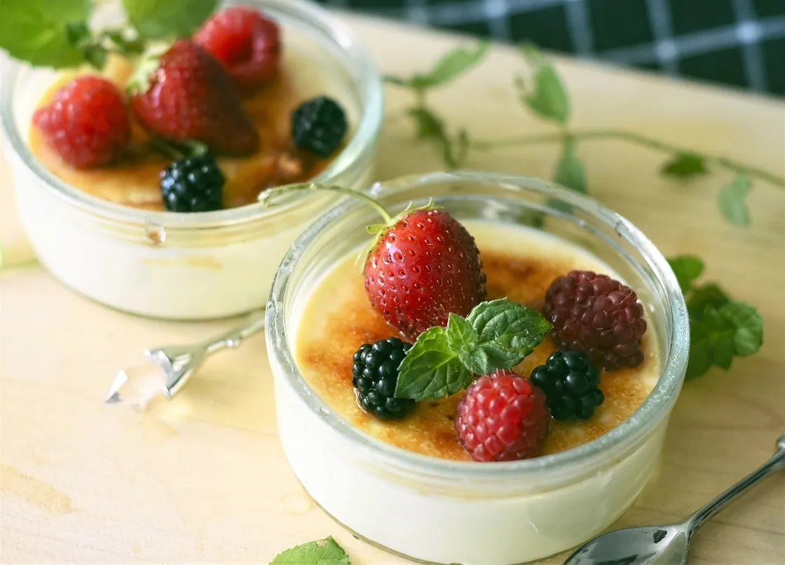 Schale cremiger Grießbrei mit Zimt-Zucker und frischen Beeren