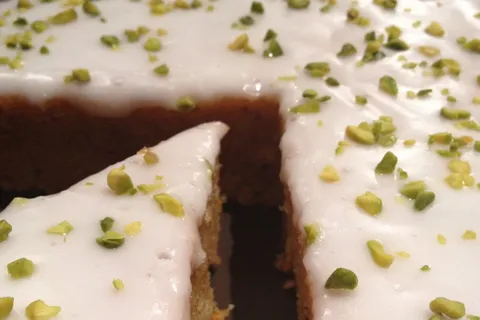 Saftiger Karottenkuchen mit Frischkäse-Glasur und Nüssen