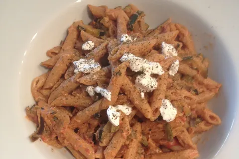 Nudelpfanne mit Aubergine, Zucchini und Tomaten mit Parmesan