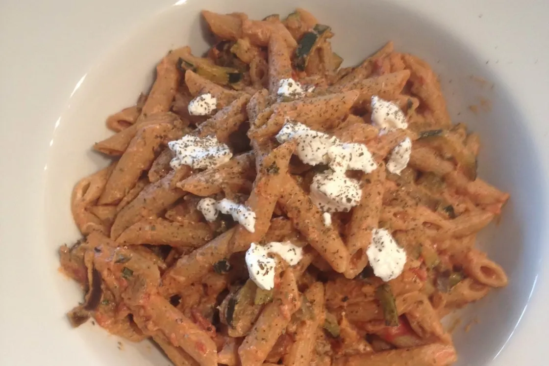 Nudelpfanne mit Aubergine, Zucchini und Tomaten mit Parmesan