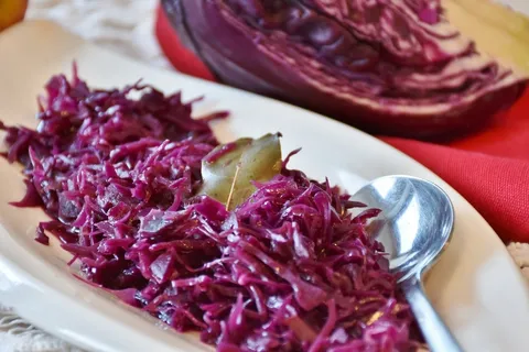 Topf mit dunkelrotem geschmortem Rotkohl mit Apfelstücken