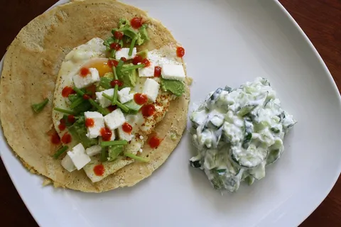 Gestapelte selbstgemachte Tortilla-Wraps auf einem Holzbrett