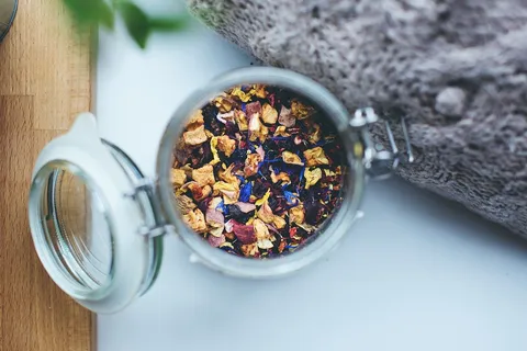 Dampfende Tasse Wintertee mit Orangenscheiben, Zimt und Sternanis